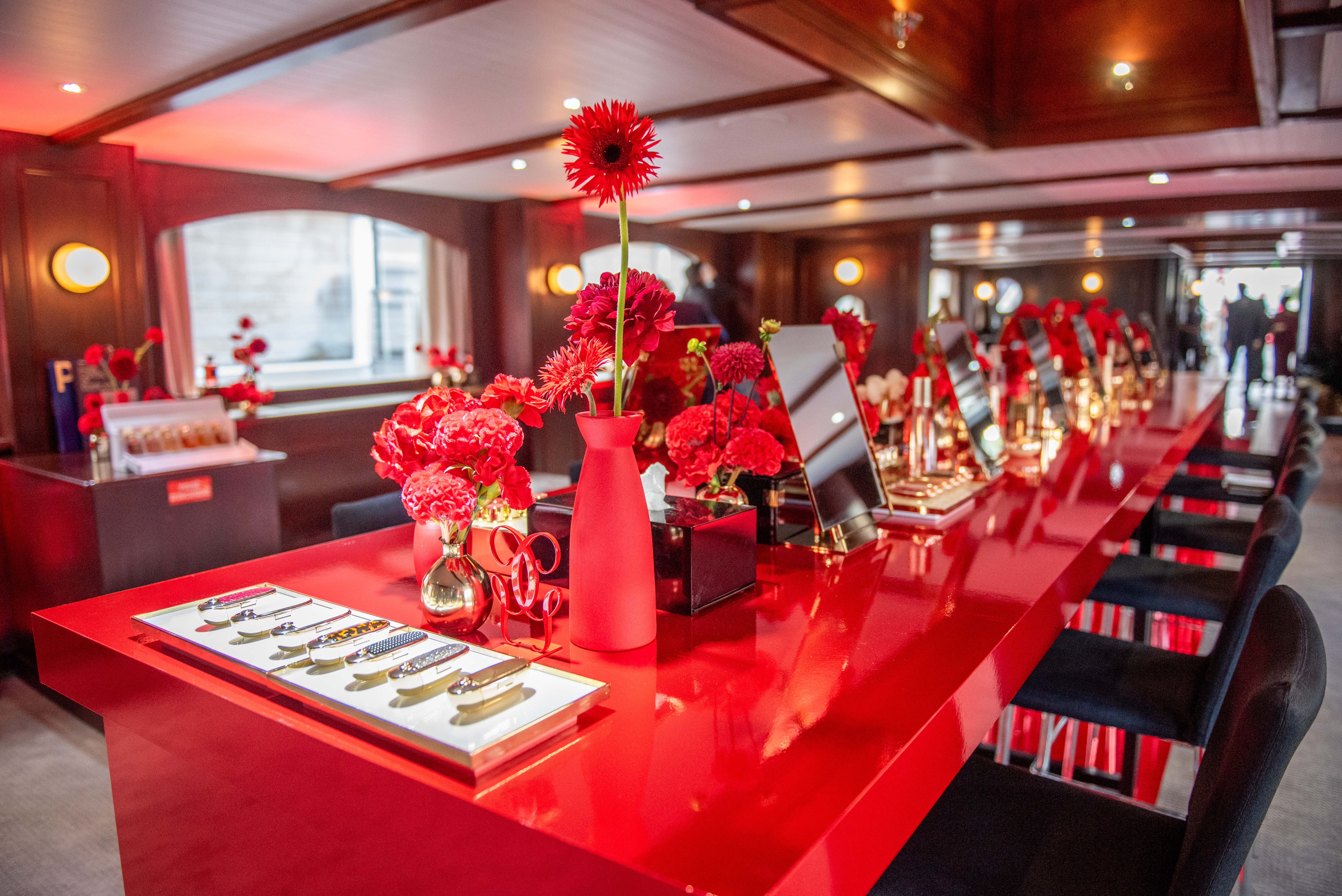 Lancement de produit Guerlain - Intérieur bateau et présentation produit